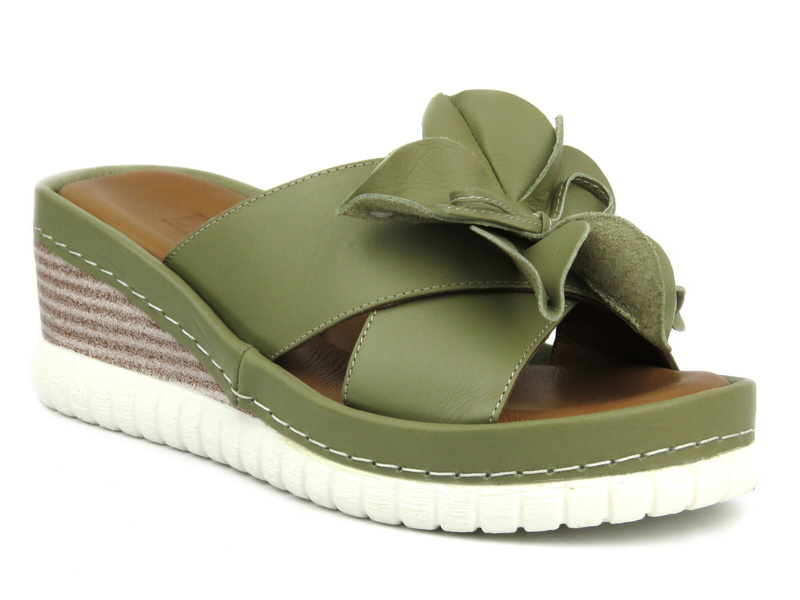 Skórzane klapki damskie na koturnie - Artiker 52C0503, zielone