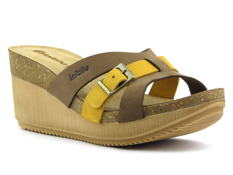 Skórzane klapki damskie na koturnie - INBLU EN-24, brązowe