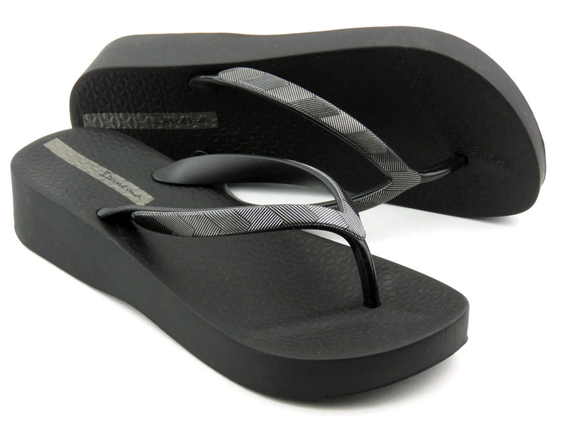 Gumowe japonki damskie na koturnie - IPANEMA 83175, czarne 