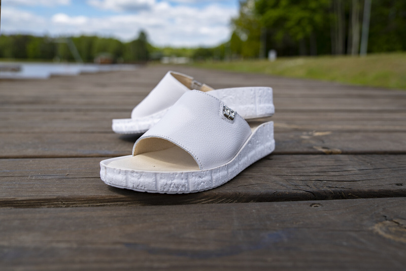 Klapki damskie skórzane płaskie białe Helios Komfort 130