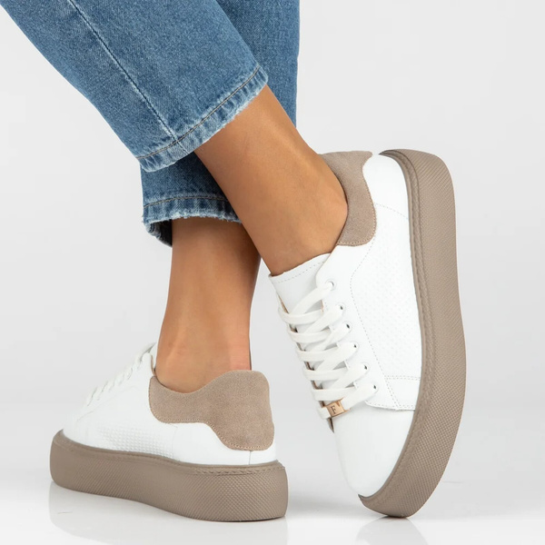 Wygodne sneakersy damskie ze skóry naturalnej na platformie Filippo DP7502/26, białe