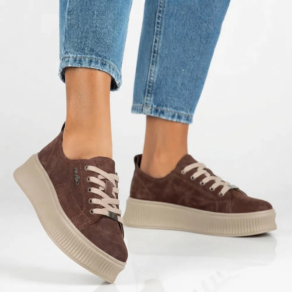 Wygodne sneakersy damskie ze skóry naturalnej zamszowej na platformie Filippo DP6122/26, brązowe