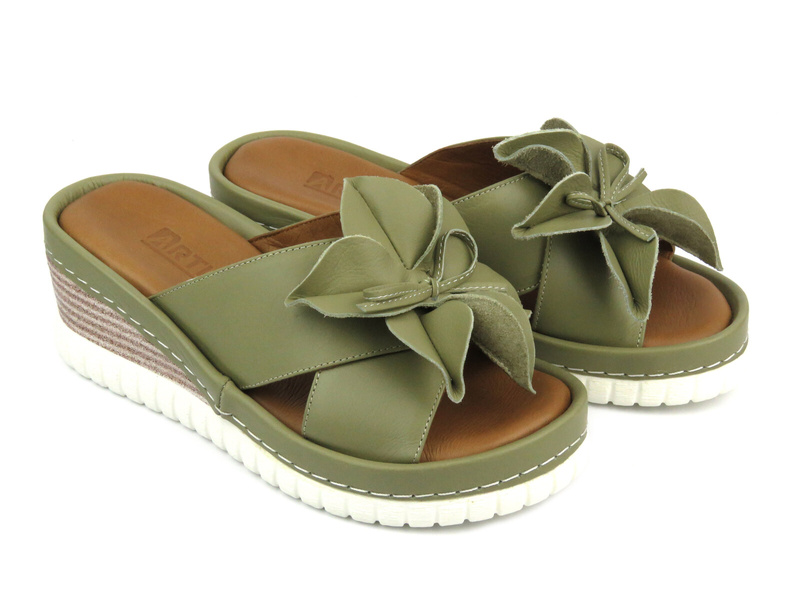 Skórzane klapki damskie na koturnie - Artiker 52C0503, zielone