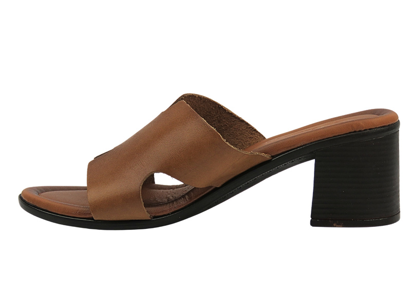 Skórzane klapki damskie na obcasie brązowe Cambell 25-64300