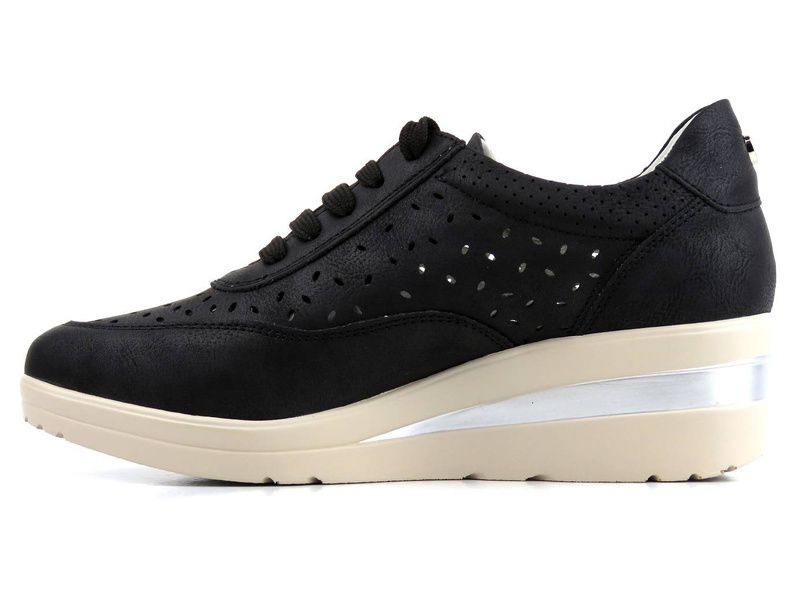 Półbuty damskie z ażurową cholewką - WOJTYŁKO 22405C, czarne