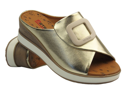 Skórzane klapki damskie na delikatnym koturnie złote Artiker 56C2146