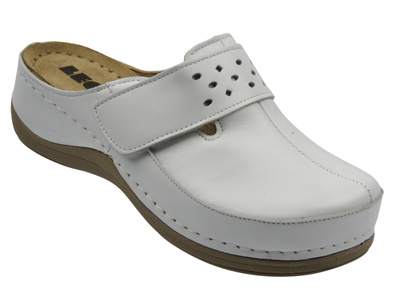 Skórzane klapki damskie białe Leon 902