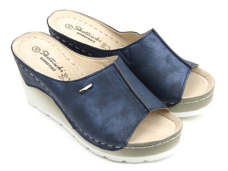 Klapki damskie na wysokim koturnie - SKOTNICKI KL-3-0618, granatowe