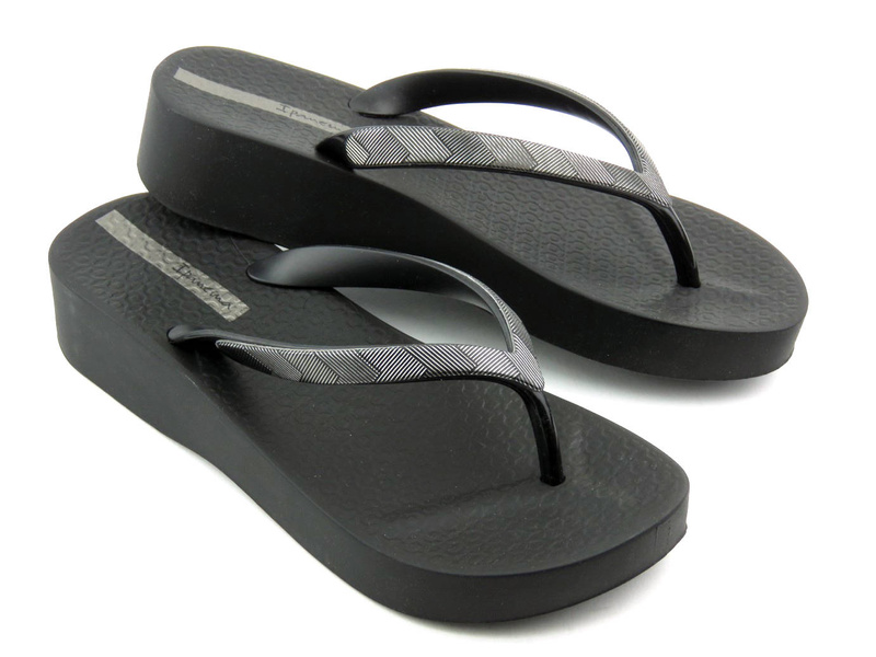 Gumowe japonki damskie na koturnie - IPANEMA 83175, czarne 