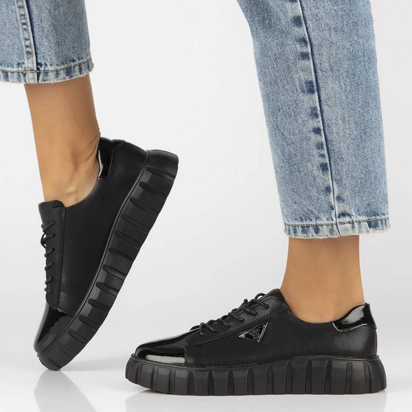 Skórzane sneakersy damskie na platformie - Filippo DP4138/24, czarne, sznurowane
