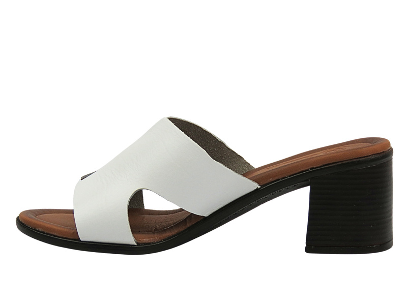 Skórzane klapki damskie na obcasie białe Cambell 25-64300