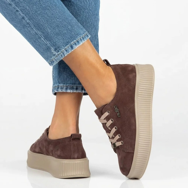 Wygodne sneakersy damskie ze skóry naturalnej zamszowej na platformie Filippo DP6122/26, brązowe