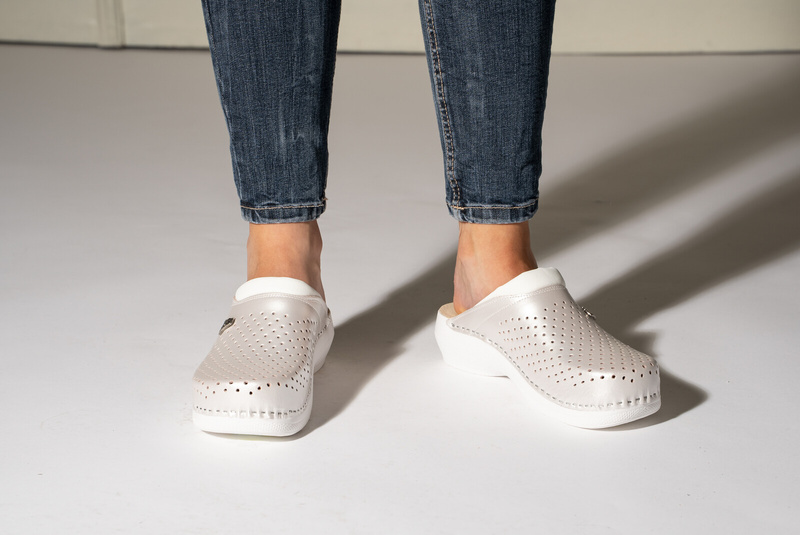 Skórzane Klapki Damskie Leon PU100 perłowe