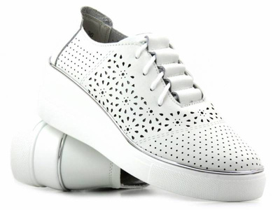 Ażurowe półbuty damskie na koturnie - Artiker 48C1532, białe