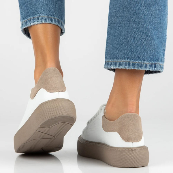 Wygodne sneakersy damskie ze skóry naturalnej na platformie Filippo DP7502/26, białe