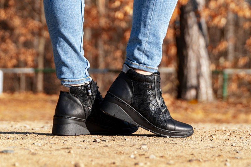 Skórzane botki damskie ze wzorem w kwiaty - HELIOS Komfort 537, czarne 2