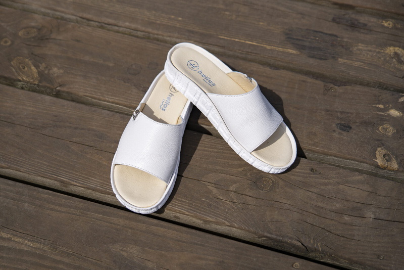 Klapki damskie skórzane płaskie białe Helios Komfort 130