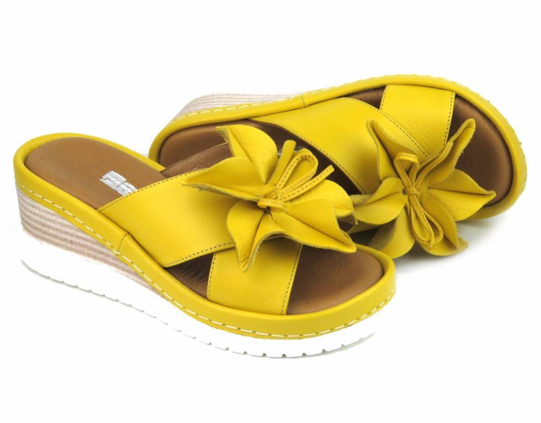 Skórzane klapki damskie na koturnie - Artiker 50C0504, żółte