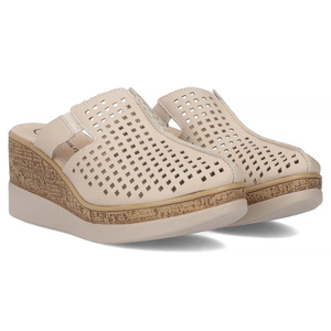 Ażurowe klapki damskie na koturnie beżowe Filippo DK6818/25