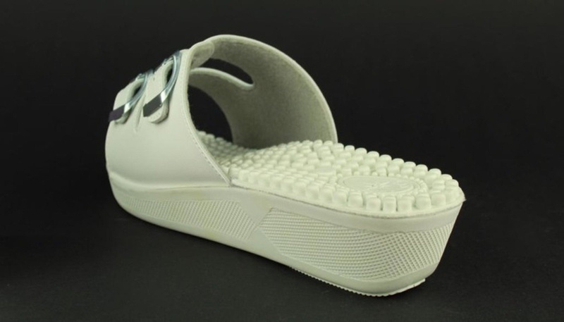 Klapki damskie z masującą wkładką - Inblu PF1, białe