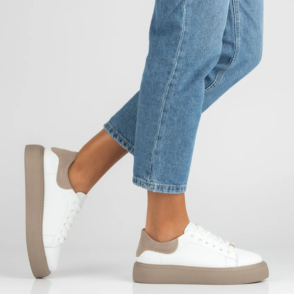 Wygodne sneakersy damskie ze skóry naturalnej na platformie Filippo DP7502/26, białe