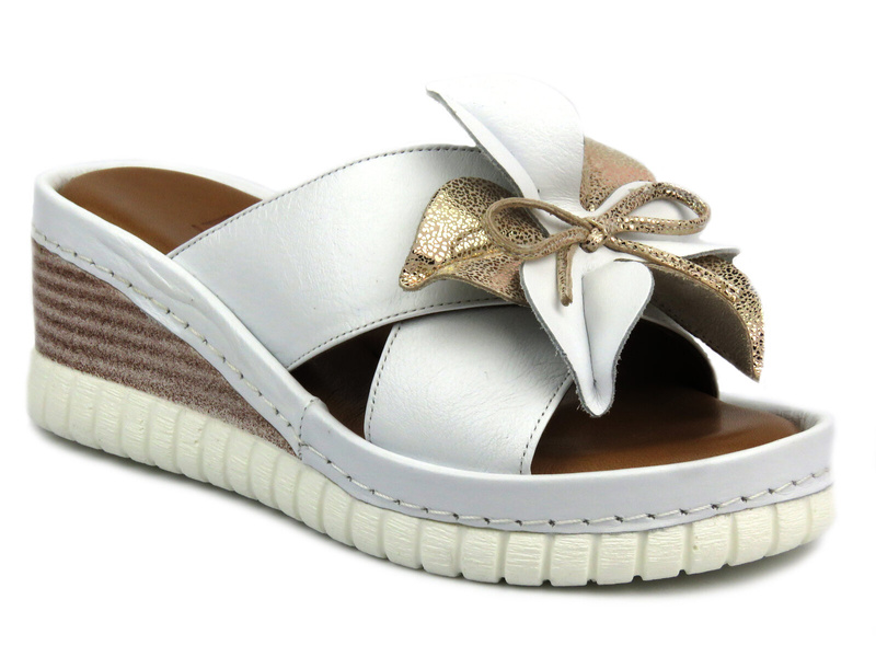 Skórzane klapki damskie na koturnie z ozdobnym kwiatem - Artiker 54C0537, białe