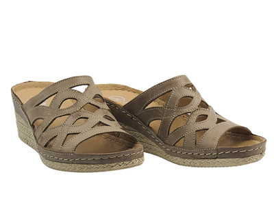 Skórzane klapki damskie na koturnie beżowe Helios Komfort 234S