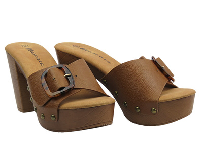 Klapki damskie na obcasie brązowe Mascara 832316