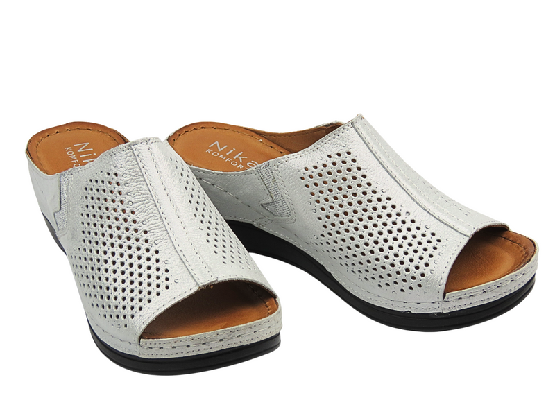 Skórzane klapki damskie na koturnie - Nika Komfort H-157 srebrne