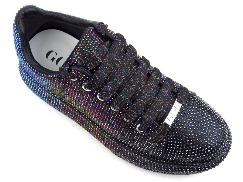 Sneakersy damskie pokryte mieniącymi się cekinami - GOE JJ2N4050, czarne - kolorowe
