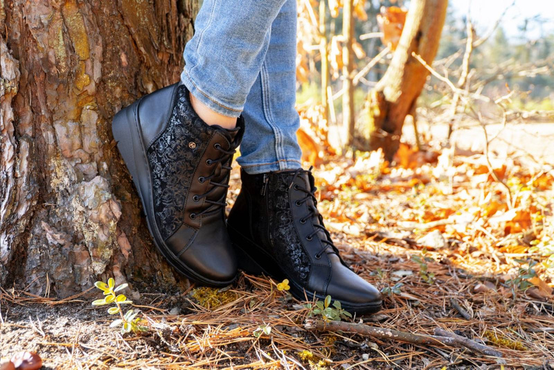 Skórzane botki damskie ze wzorem w kwiaty - HELIOS Komfort 537, czarne 2