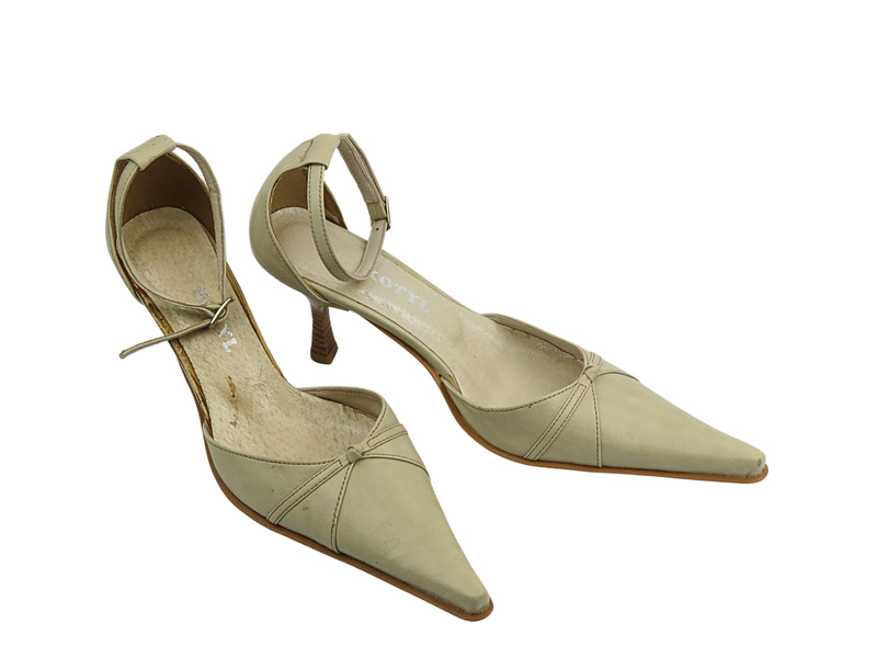 Czółenka na szpilce beżowe KOTYL 705