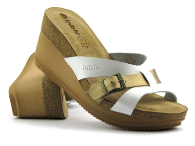 Skórzane klapki damskie na koturnie - INBLU EN-24, białe