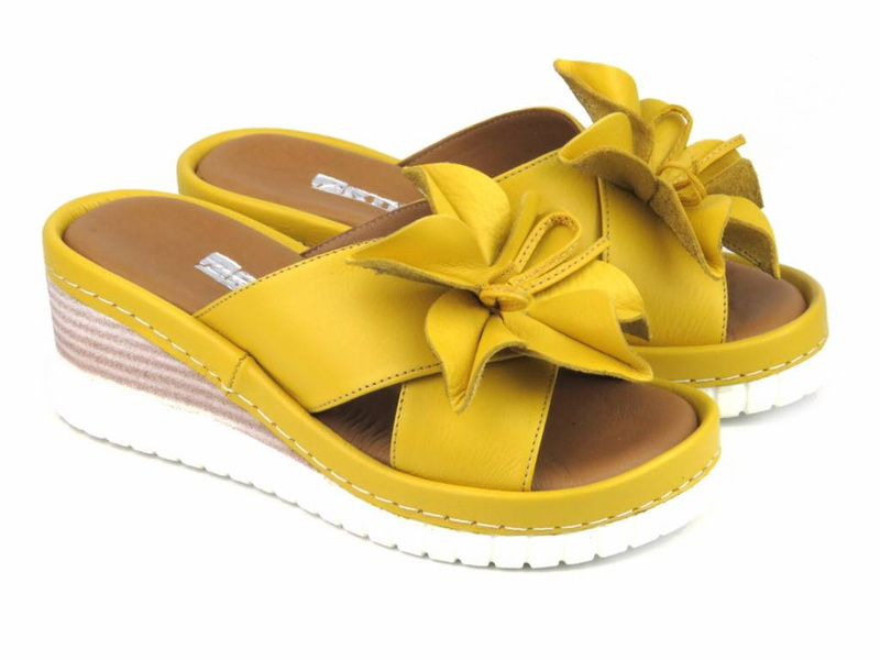 Skórzane klapki damskie na koturnie - Artiker 50C0504, żółte