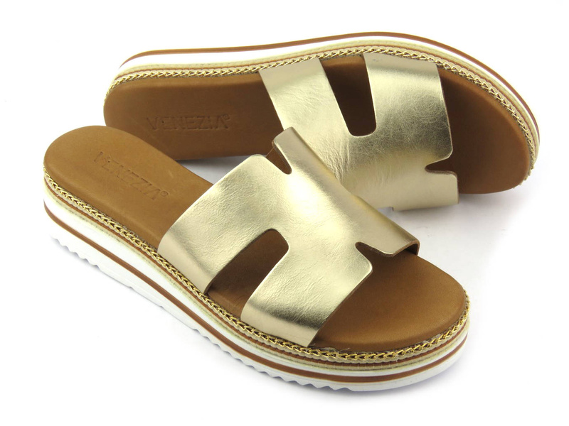 Skórzane klapki damskie na ozdobnej platformie - VENEZIA 261604, złote