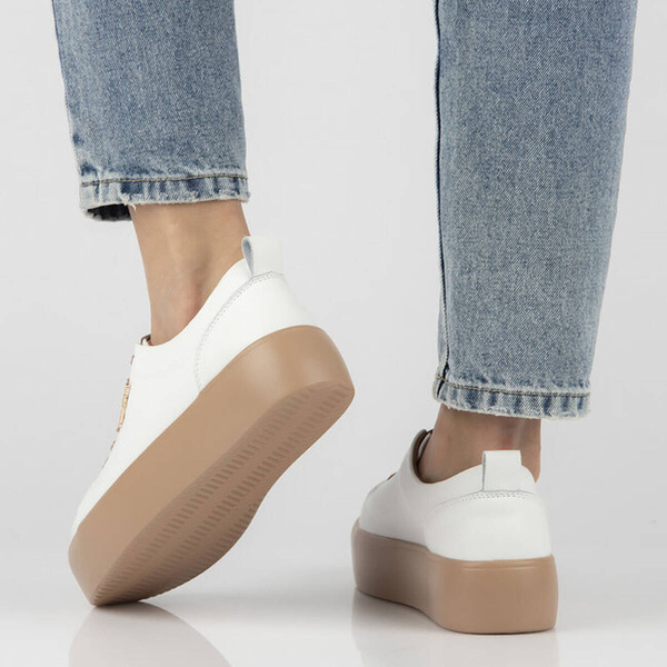 Skórzane sneakersy damskie na platformie - Filippo DP6117/24, biało-beżowe