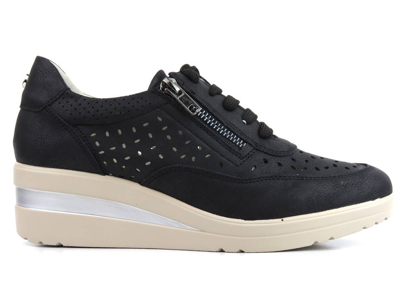 Półbuty damskie z ażurową cholewką - WOJTYŁKO 22405C, czarne