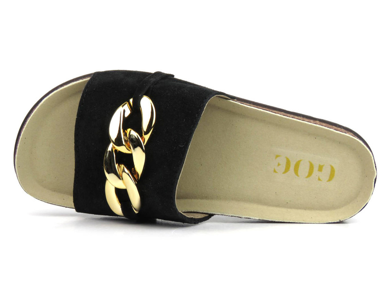 Zamszowe klapki damskie ze złotym łańcuchem - GOE JJ2N7006, czarne