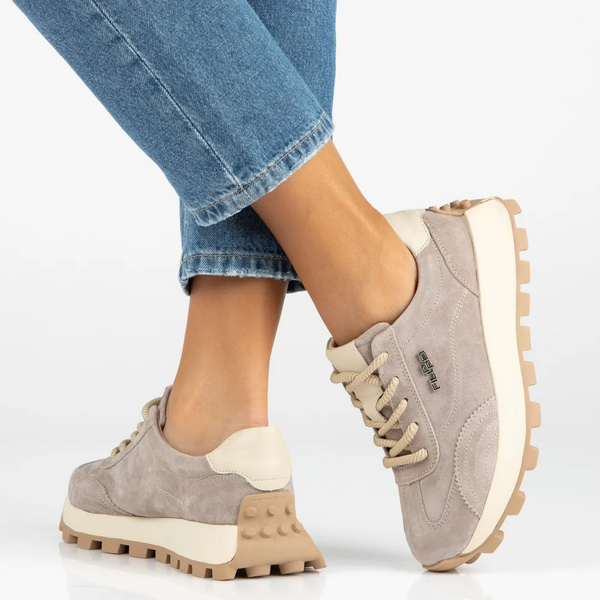 Wygodne sneakersy damskie ze skóry naturalnej zamszowej na platformie Filippo DP7498/26, beżowe