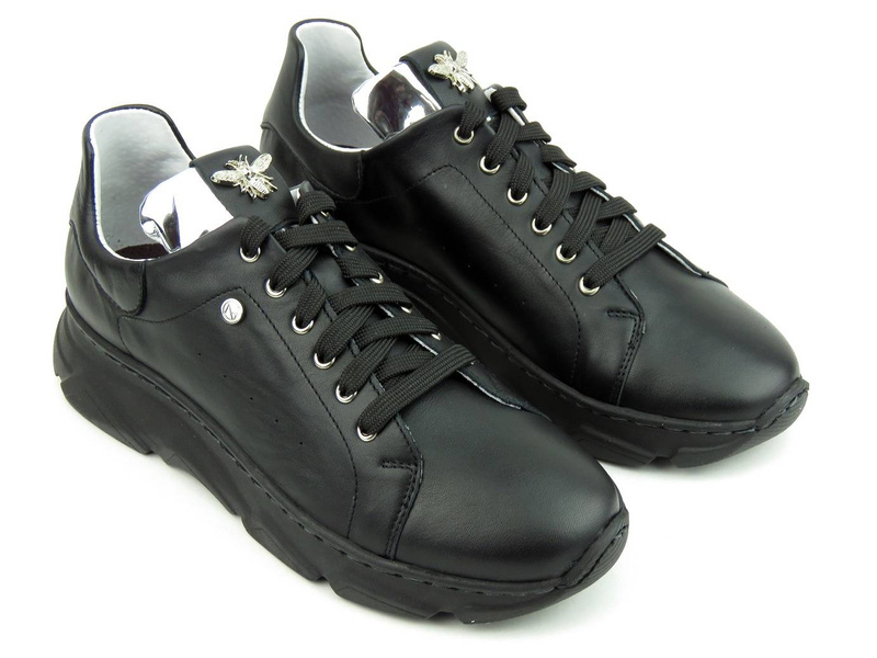 Skórzane sneakersy damskie z pszczołą na języku - NIK 05-0770, czarne