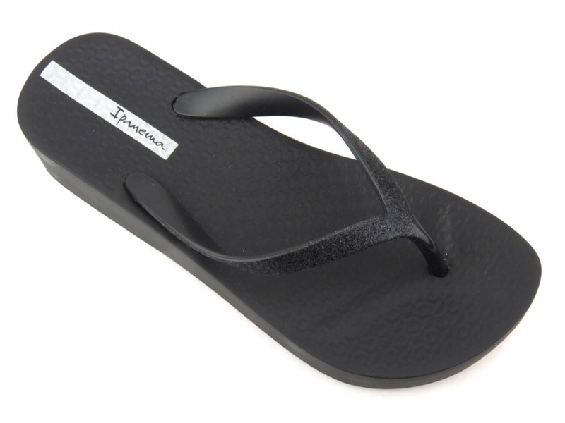 Japonki damskie na platformie - Ipanema 83386, czarne z brokatem