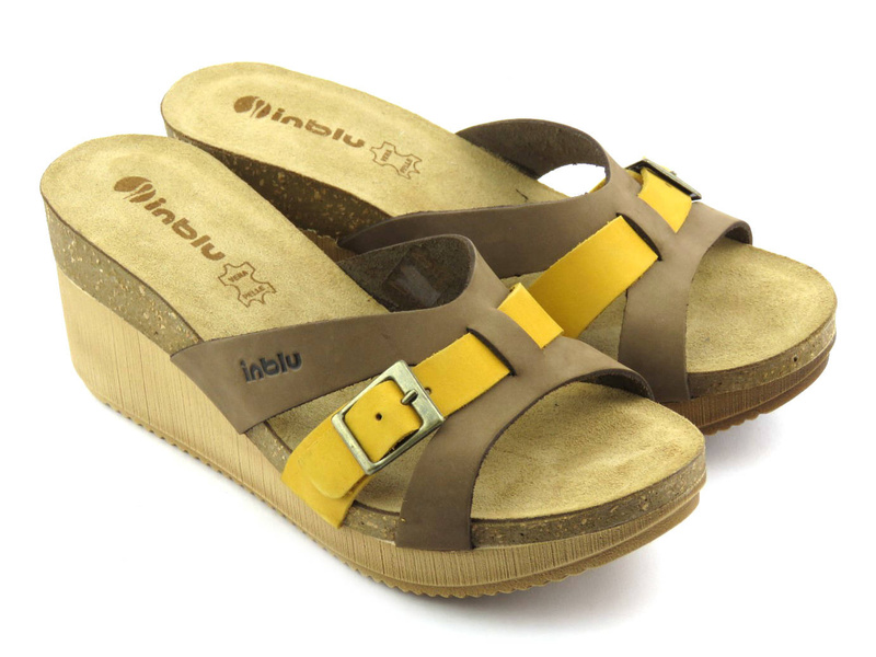 Skórzane klapki damskie na koturnie - INBLU EN-24, brązowe