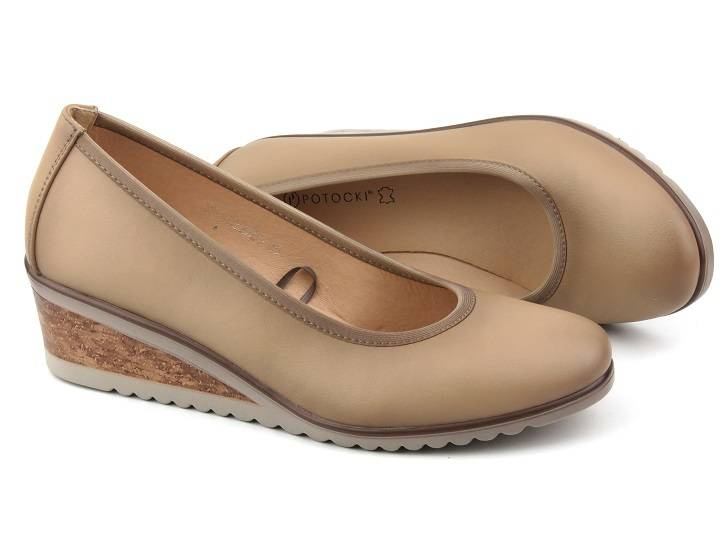 Półbuty, czółenka damskie na koturnie - Potocki 23-10523BG, beżowe