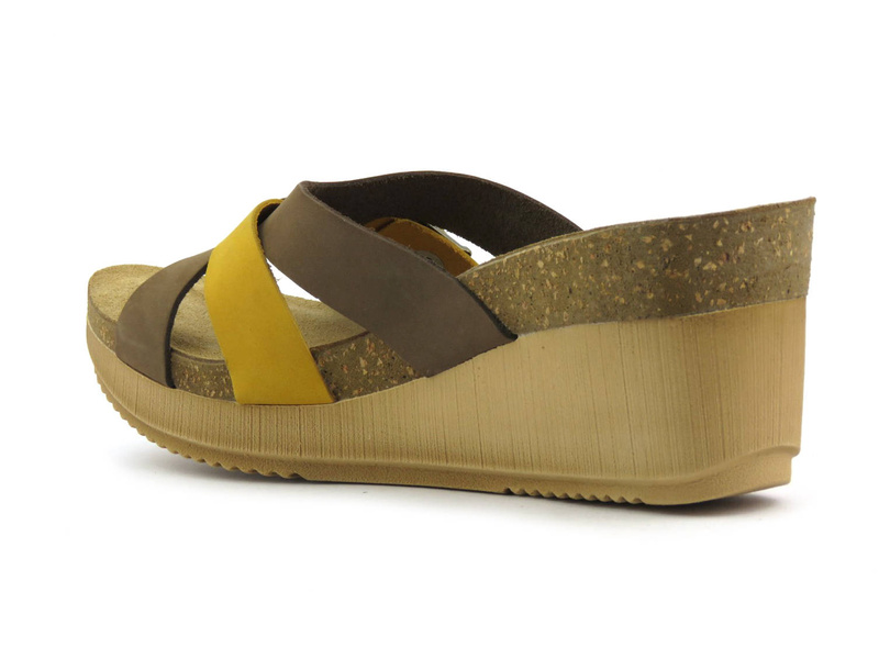 Skórzane klapki damskie na koturnie - INBLU EN-24, brązowe