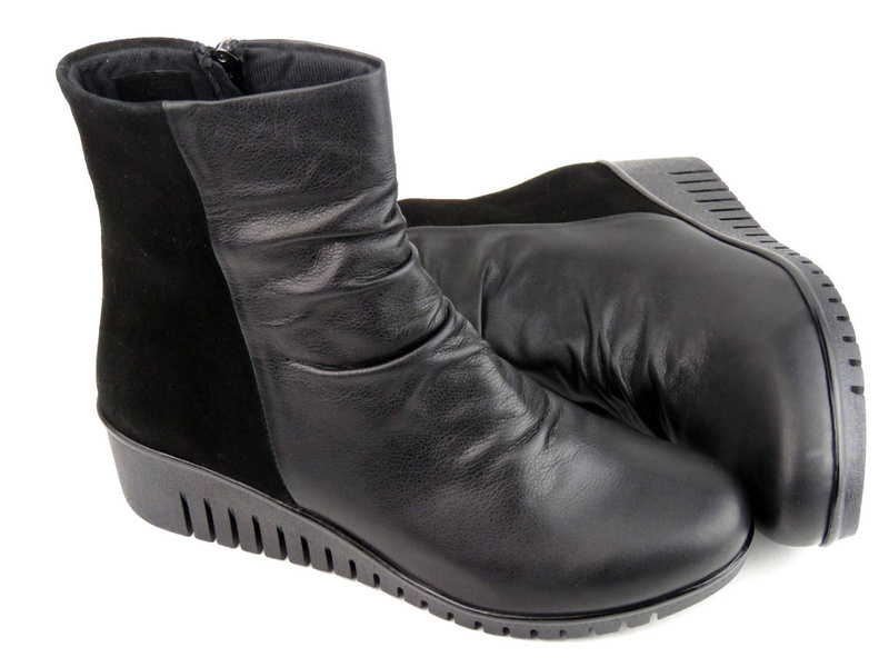 Wysokie botki damskie na koturnie 5 cm - COMFORTABEL 960020-01 czarne