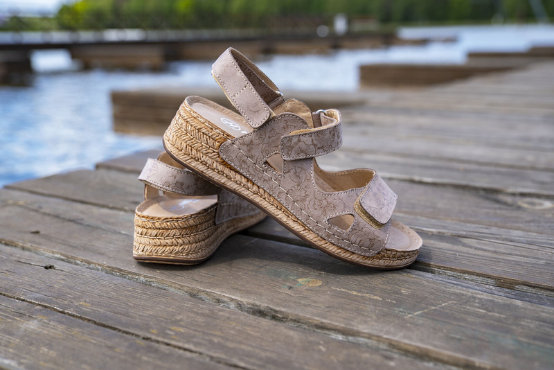 Skórzane sandały damskie na rzepy - Helios 138, beżowe