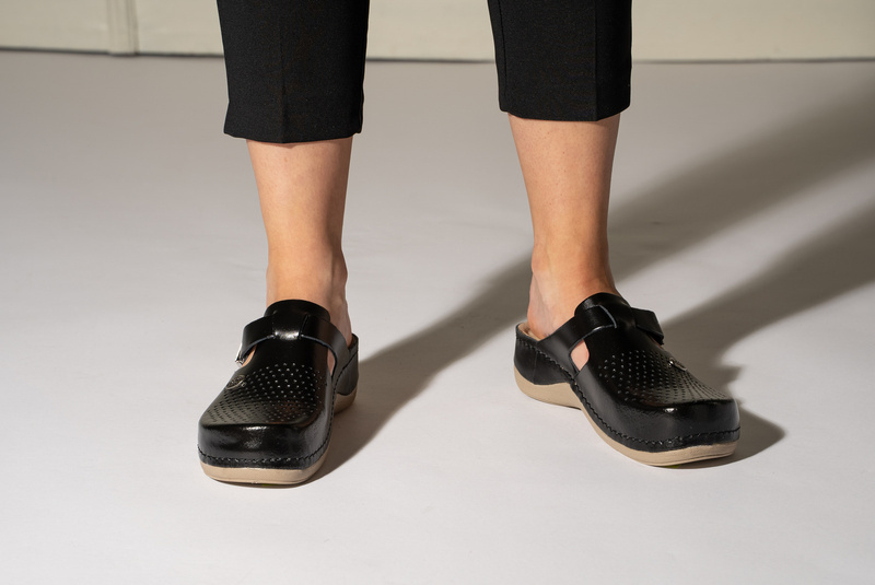 Skórzane klapki damskie czarny Leon 900