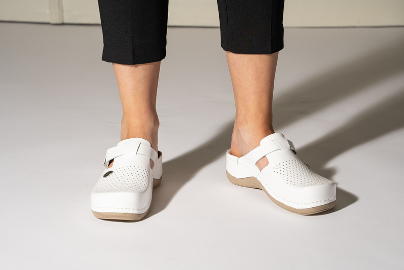 Skórzane klapki damskie biały Leon 900