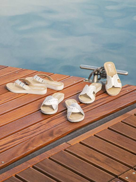 Klapki damskie z ozdobną, połyskującą cholewką - INBLU BM-58, białe ze srebrnym