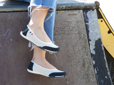 Ażurowe półbuty damskie wsuwane - Nika Komfort H-600, biało-granatowe